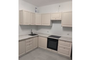 Угловая модульная кухня с филенкой