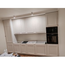 Кухня с переходящим молдингом и двумя пеналами Кухня с переходящим молдингом и двумя пеналами