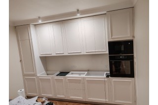 Кухня с переходящим молдингом и двумя пеналами 