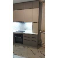 Угловая кухня с 3D фрезеровкой в три этажа