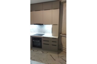 Угловая кухня в три яруса и 3D фрезеровкой