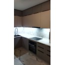 Угловая кухня в три яруса