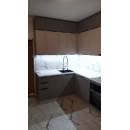 Угловая кухня в три яруса