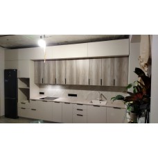 Прямая кухня в три яруса