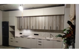 Прямая кухня в три яруса