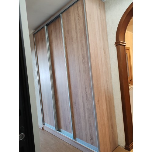 Трехстворчатый шкаф купе